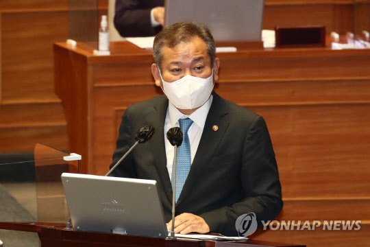 상민 행정안전부 장관이 25일 오후 국회에서 열린 정치·외교·통일·안보 분야 대정부질문에서 답변하고 있다. <연합뉴스>